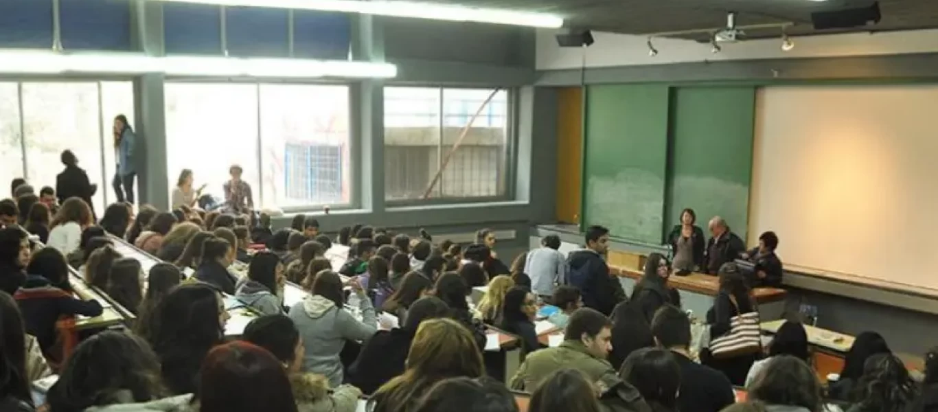Φιλοσοφική Αθηνών: Ο ένας πάνω στον άλλο οι φοιτητές - Κάθονται ακόμη και στα παράθυρα (βίντεο)